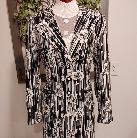 Stunning rose designed jacket. - Picture 1 of 11